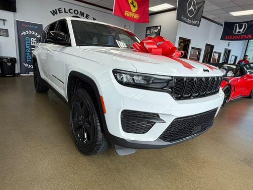 Bright White Clearcoat 2023 Jeep Grand Cherokee Altitude