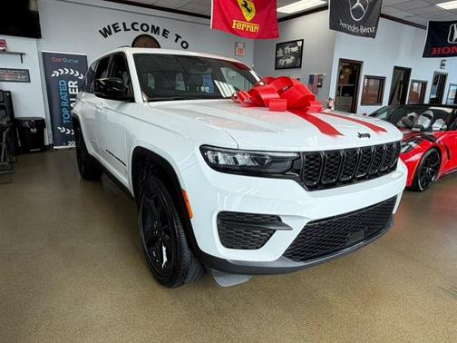 Bright White Clearcoat 2023 Jeep Grand Cherokee Altitude