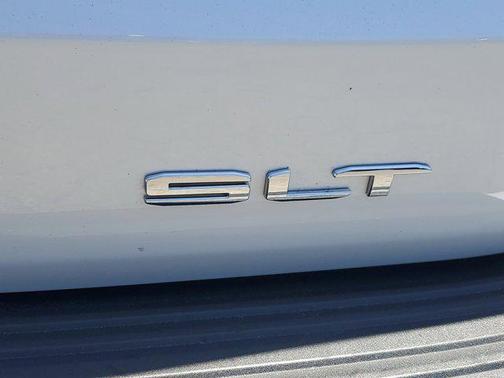 White Frost Tricoat 2023 GMC Yukon SLT