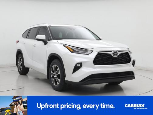 White 2023 Toyota Highlander XLE