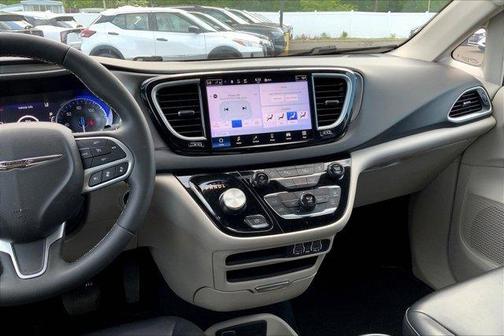 2023 Chrysler Pacifica Touring-L