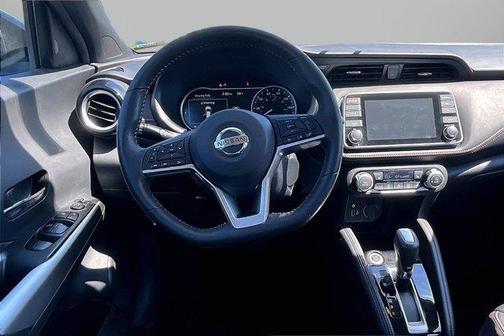 Deep Blue Pearl / Fresh Powder 2020 Nissan Kicks SR