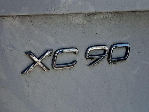 White 2018 Volvo XC90 T6 Momentum