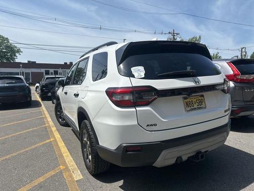 Platinum White Pearl 2023 Honda Pilot AWD TrailSport