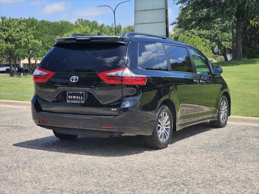 2020 Toyota Sienna XLE