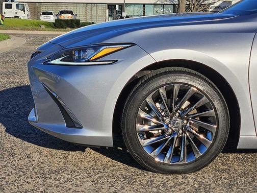 2024 Lexus ES 300h Luxury