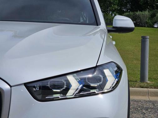 Mineral White Metallic 2026 BMW X5 sDrive40i