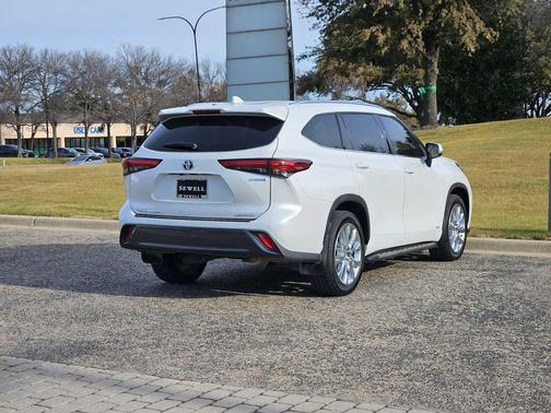 2022 Toyota Highlander Hybrid Limited