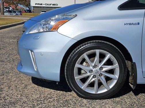 2014 Toyota Prius v Five