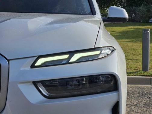 Mineral White Metallic 2023 BMW X7 xDrive40i