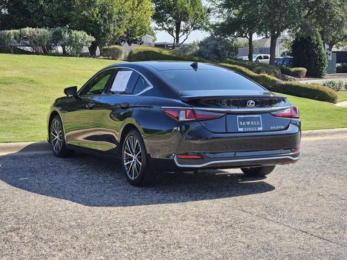2023 Lexus ES 300h Base