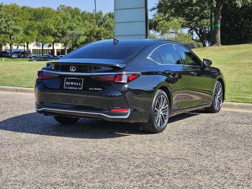 2023 Lexus ES 300h Base