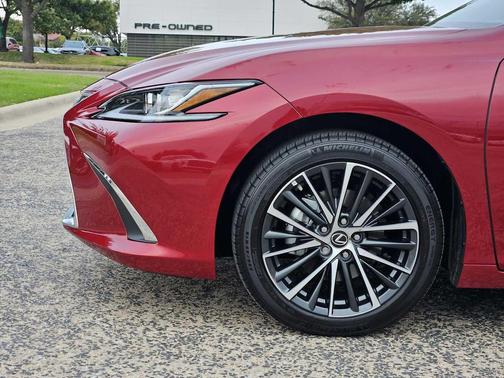 2025 Lexus ES 300h Base