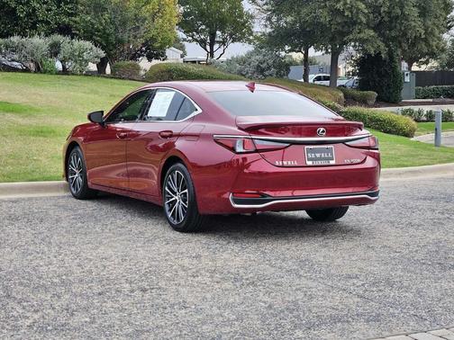 2025 Lexus ES 300h Base