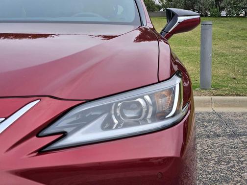2025 Lexus ES 300h Base