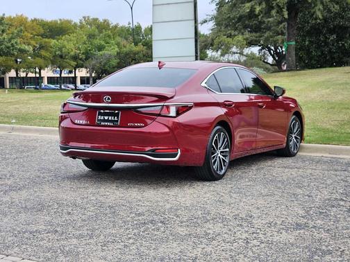 2025 Lexus ES 300h Base