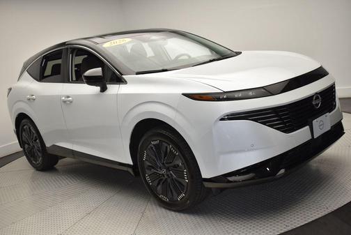 White / Black 2026 Nissan Murano Platinum