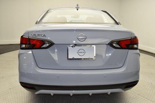 Gray Sky Pearl 2025 Nissan Versa 1.6 SV