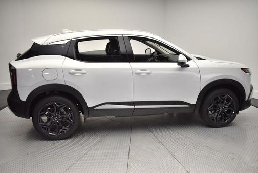 Aspen White Tri 2025 Nissan Kicks SR
