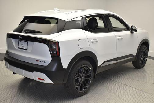 Aspen White Tri 2025 Nissan Kicks SR