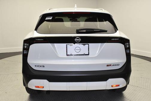 Aspen White Tri 2025 Nissan Kicks SR