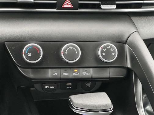 2024 Hyundai ELANTRA SE