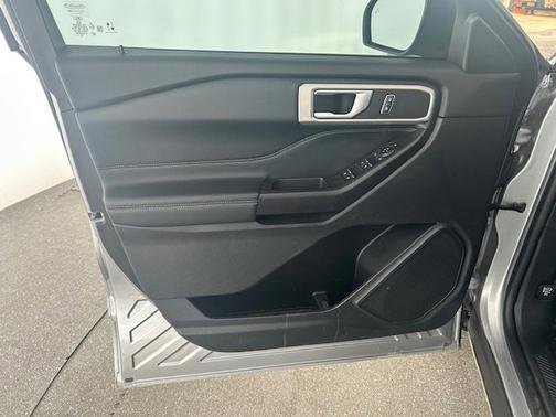 ICONIC SILVER METALLIC 2020 Ford Explorer XLT