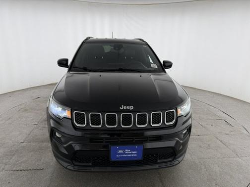 Diamond Black Crystal Pearlcoat 2023 Jeep Compass LATITUDE