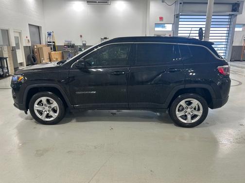 Diamond Black Crystal Pearlcoat 2023 Jeep Compass LATITUDE