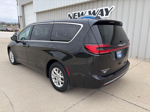 2023 Chrysler Pacifica Touring-L