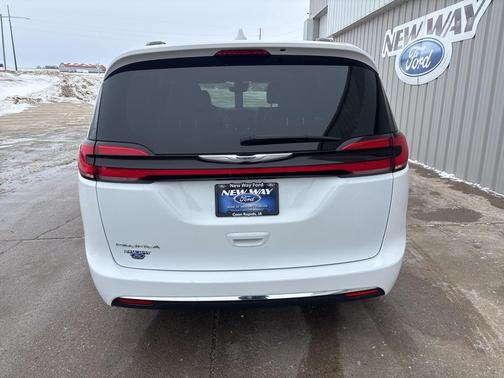 2022 Chrysler Pacifica Touring-L
