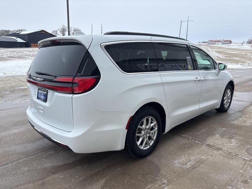 2022 Chrysler Pacifica Touring-L