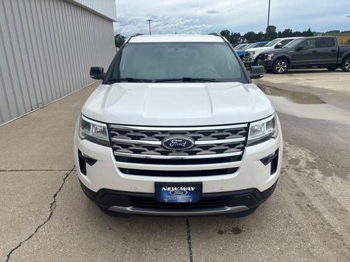 White Platinum Clearcoat Metallic 2018 Ford Explorer XLT