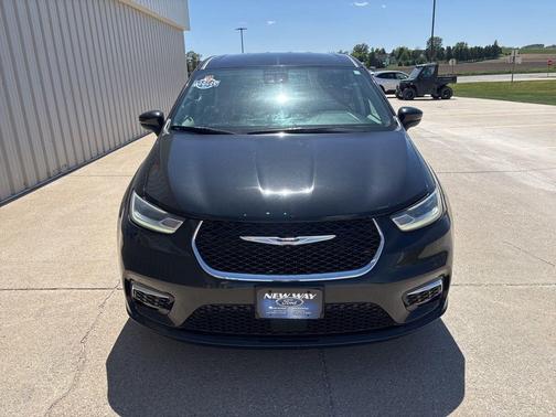 Brilliant Black Crystal Pearlcoat 2023 Chrysler Pacifica Touring-L