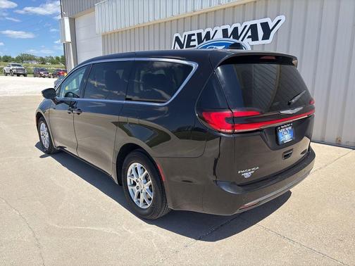 Brilliant Black Crystal Pearlcoat 2023 Chrysler Pacifica Touring-L