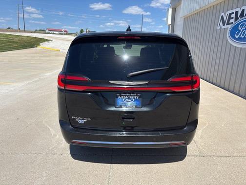 Brilliant Black Crystal Pearlcoat 2023 Chrysler Pacifica Touring-L
