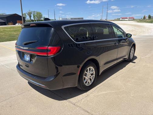 Brilliant Black Crystal Pearlcoat 2023 Chrysler Pacifica Touring-L