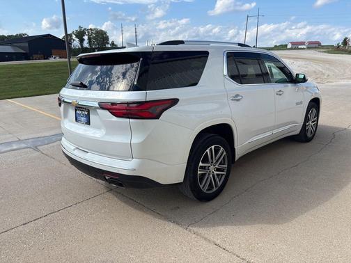 Iridescent Pearl Tricoat 2023 Chevrolet Traverse High Country