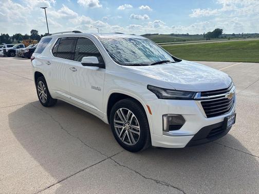 Iridescent Pearl Tricoat 2023 Chevrolet Traverse High Country
