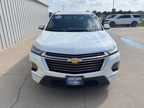 Iridescent Pearl Tricoat 2023 Chevrolet Traverse High Country