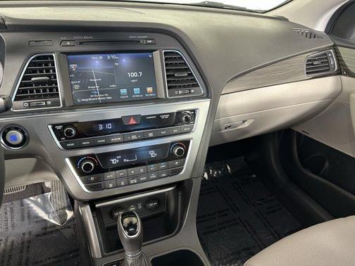 2017 Hyundai SONATA Hybrid Limited