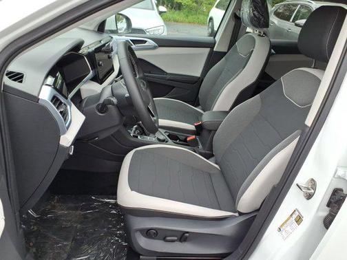 Pure White 2026 Volkswagen Taos SE