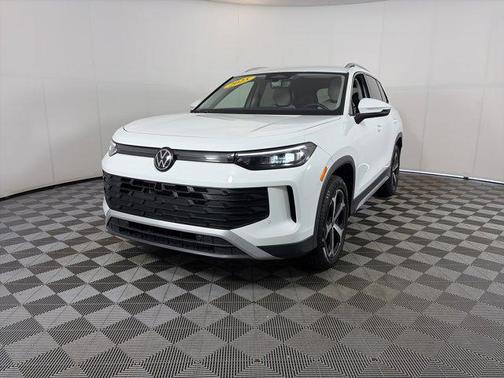 Pure White 2025 Volkswagen Tiguan 2.0T SE 4MOTION