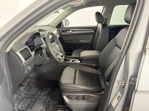 Silver Metallic 2022 Volkswagen Atlas 3.6L SE w/Technology