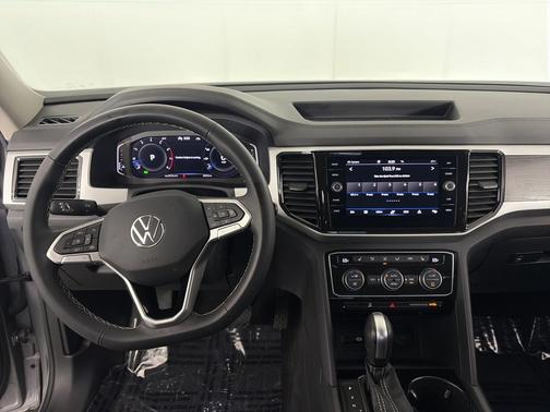 Silver Metallic 2022 Volkswagen Atlas 3.6L SE w/Technology