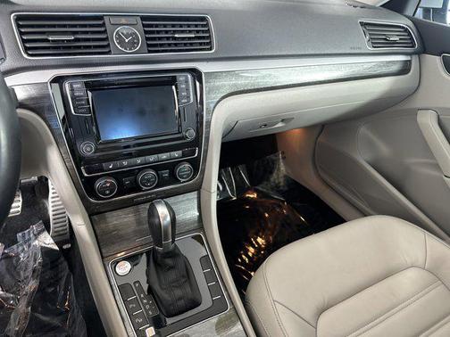 2017 Volkswagen Passat 1.8T SEL Premium