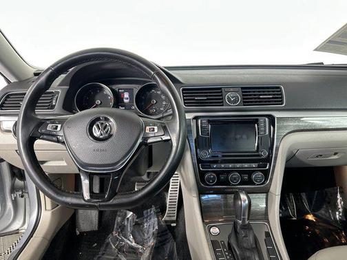 2017 Volkswagen Passat 1.8T SEL Premium
