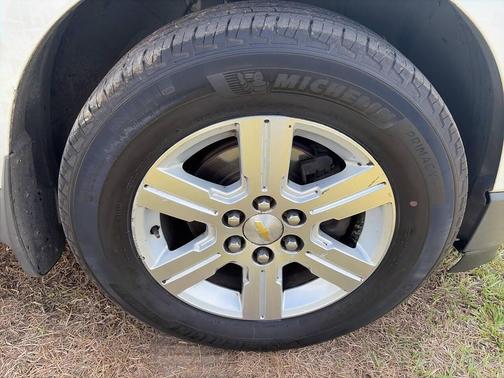 White 2011 Chevrolet Traverse LT