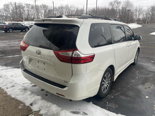2018 Toyota Sienna XLE