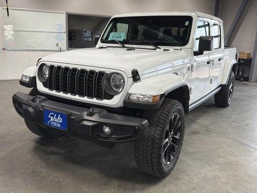 Bright White Clearcoat 2025 Jeep Gladiator Sport